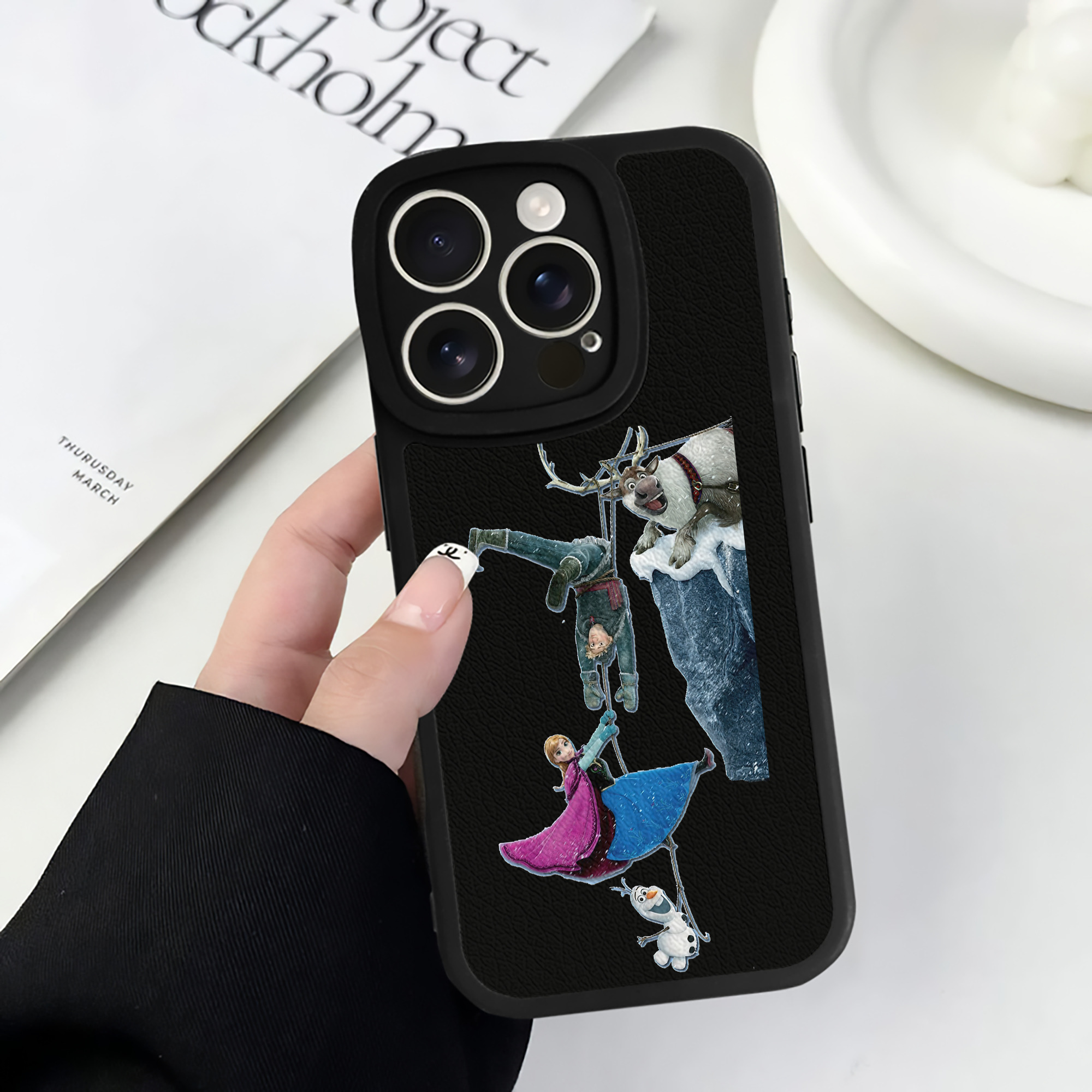 （画像用） アナと雪の女王 アンナ エルサ Frozen Anna Elsa 【iPhone 16シリーズ対応】シリコンスマホケース（レザー調） 材質：シリコン